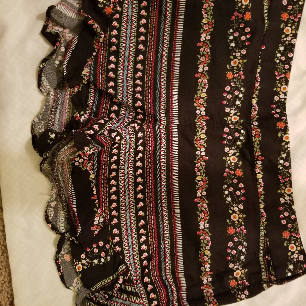 Loft black ruffle/ floral shorts - Picture 2 of 4